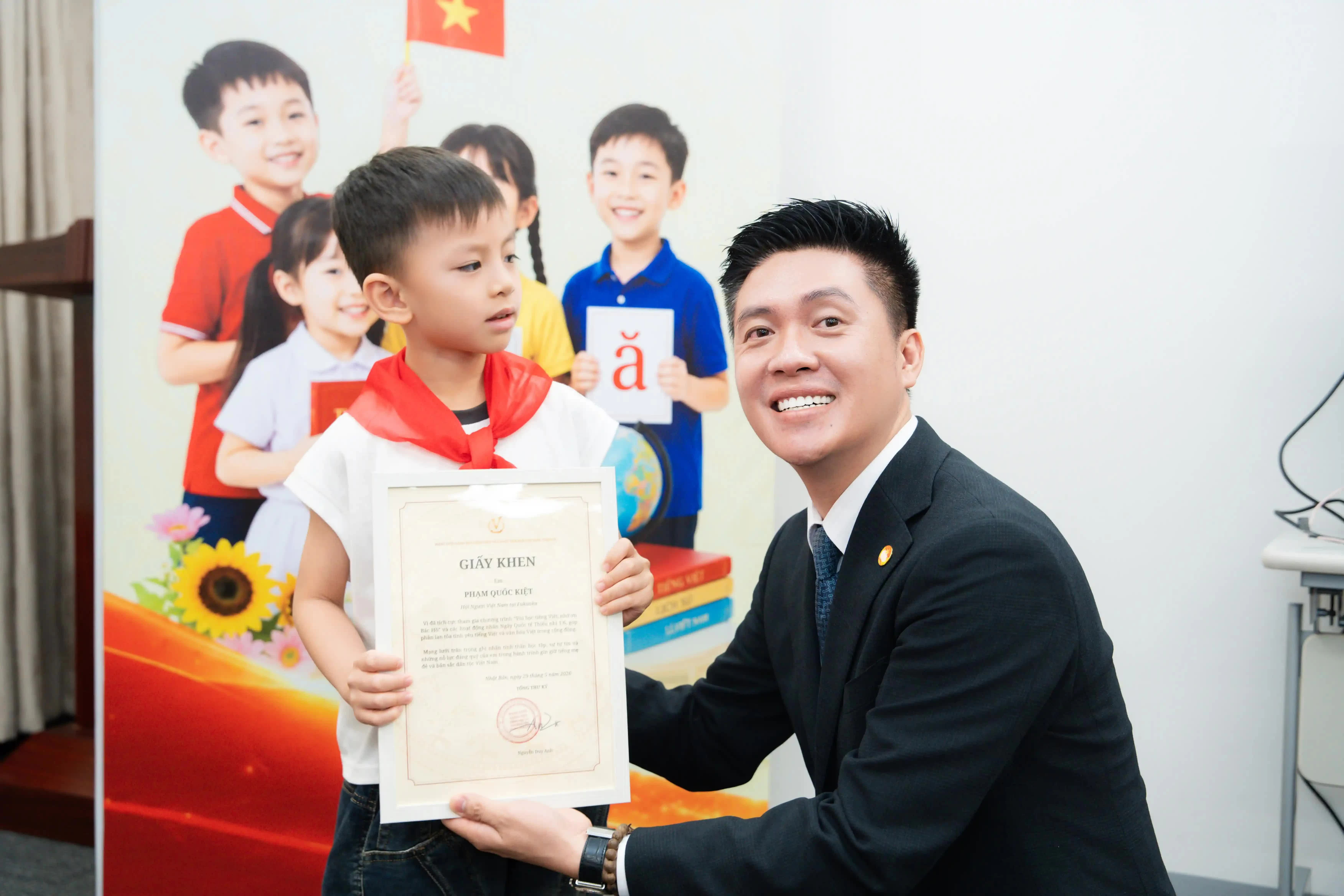 Ông Nguyễn Duy Anh trao bằng khen cho các em thiếu nhi chăm học tiếng Việt, ghi nhận thành tích và khuyến khích thế hệ trẻ kiều bào tiếp tục duy trì và lan tỏa tình yêu tiếng Việt.
