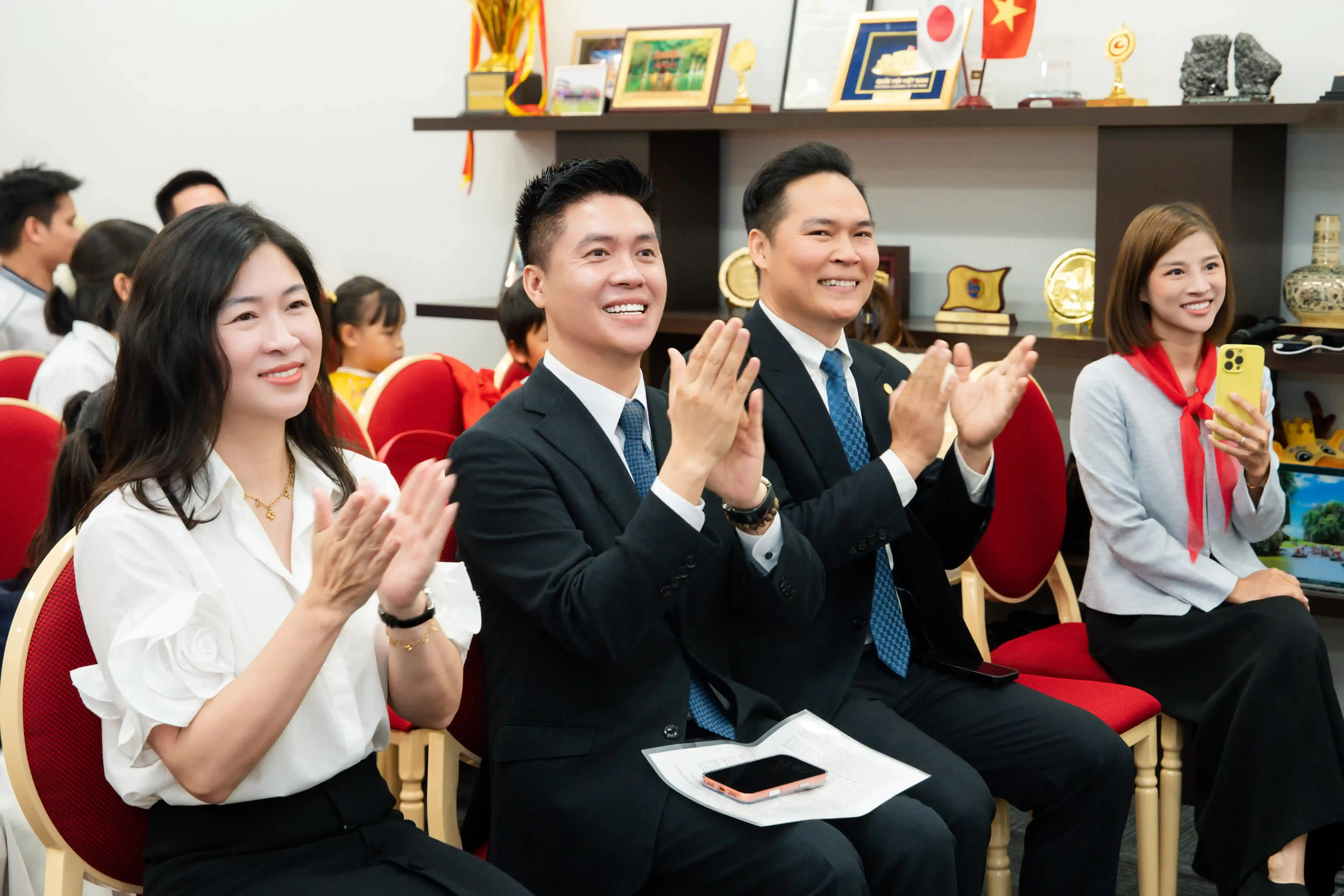 Các đại biểu, phụ huynh và khách mời chăm chú theo dõi chương trình “Vui học tiếng Việt, nhớ ơn Bác Hồ”, lắng nghe phần trình bày và dõi theo các hoạt động của thiếu nhi.