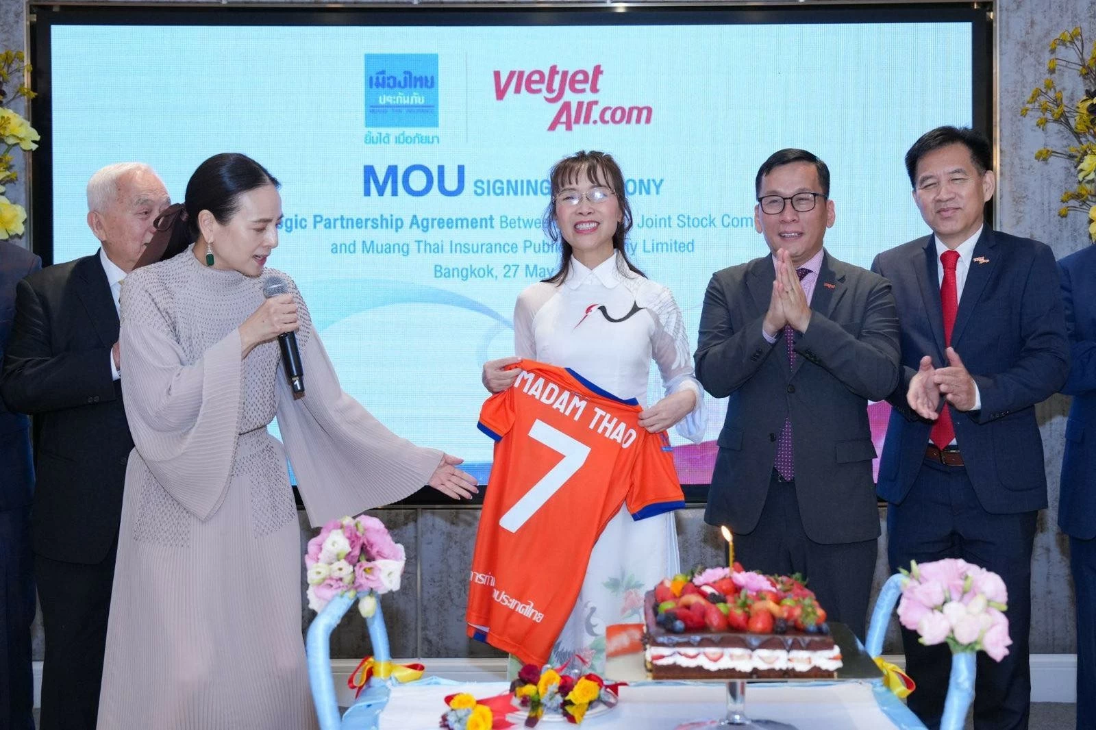 Madam Pang và Tiến sĩ Nguyễn Thị Phương Thảo đồng hành vì bóng đá và tình hữu nghị Việt Nam - Thái Lan