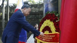 Tổng Bí thư, Chủ tịch nước Tô Lâm dâng hoa tại Tượng đài Chủ tịch Hồ Chí Minh ở Philippines