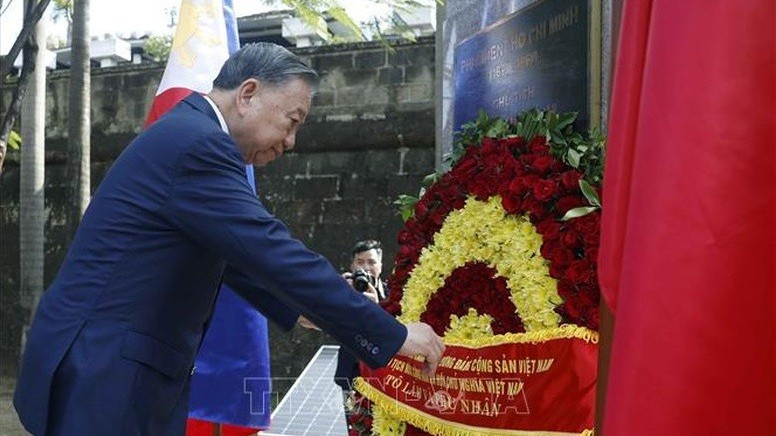 Tổng Bí thư, Chủ tịch nước Tô Lâm dâng hoa tại Tượng đài Chủ tịch Hồ Chí Minh ở Philippines
