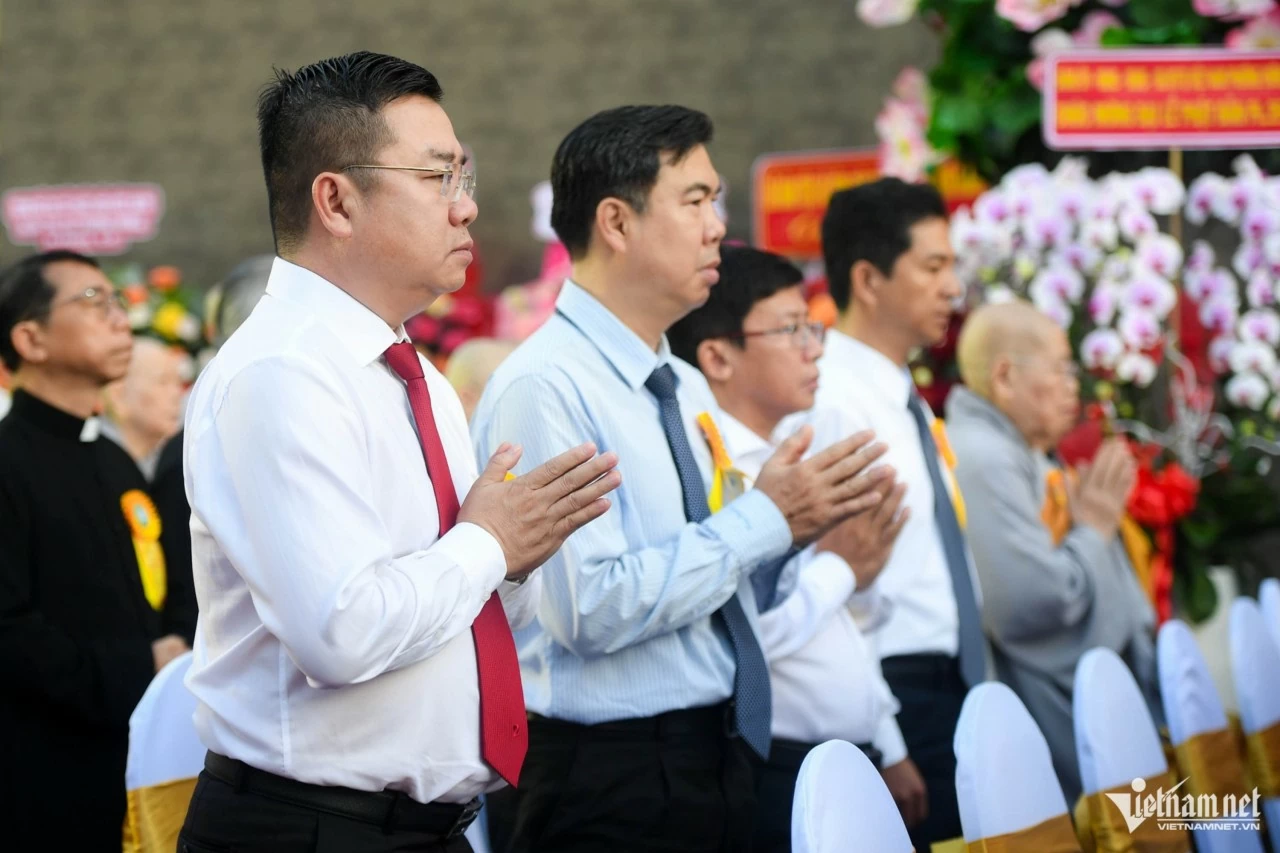 Người dân TP. Hồ Chí Minh thành kính tham dự Đại lễ Phật đản