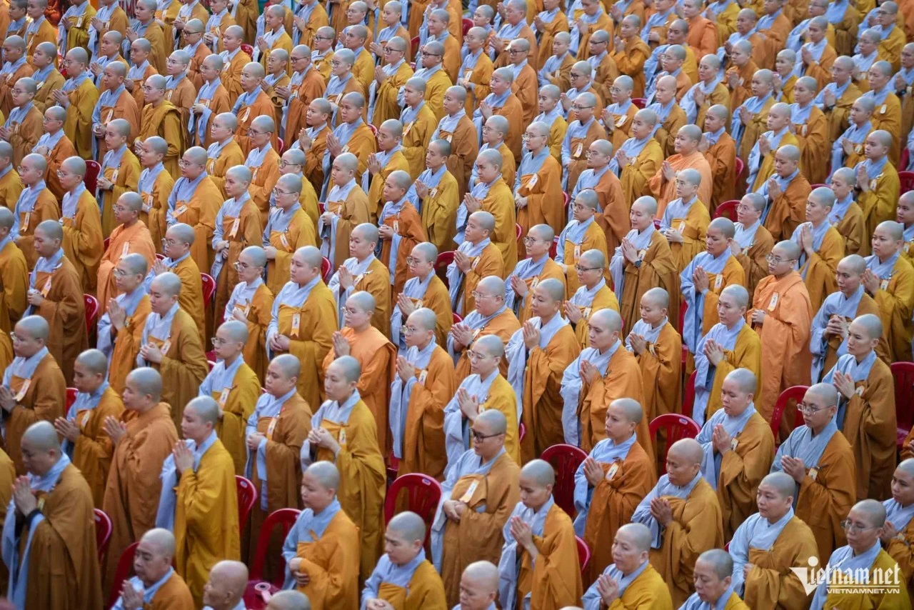 Người dân TP. Hồ Chí Minh thành kính tham dự Đại lễ Phật đản