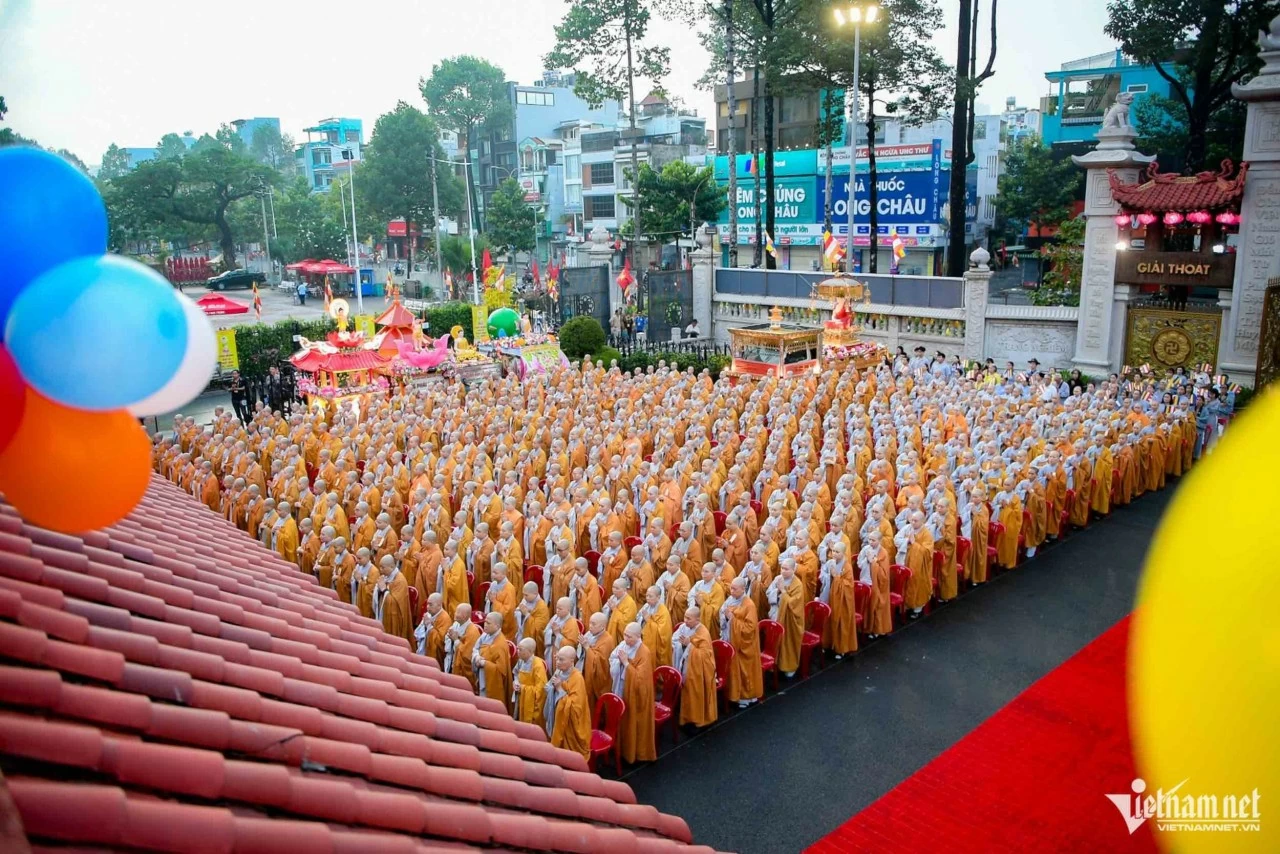 Người dân TP. Hồ Chí Minh thành kính tham dự Đại lễ Phật đản