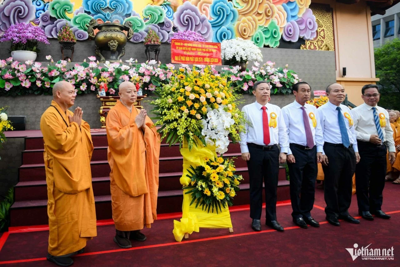 Người dân TP. Hồ Chí Minh thành kính tham dự Đại lễ Phật đản
