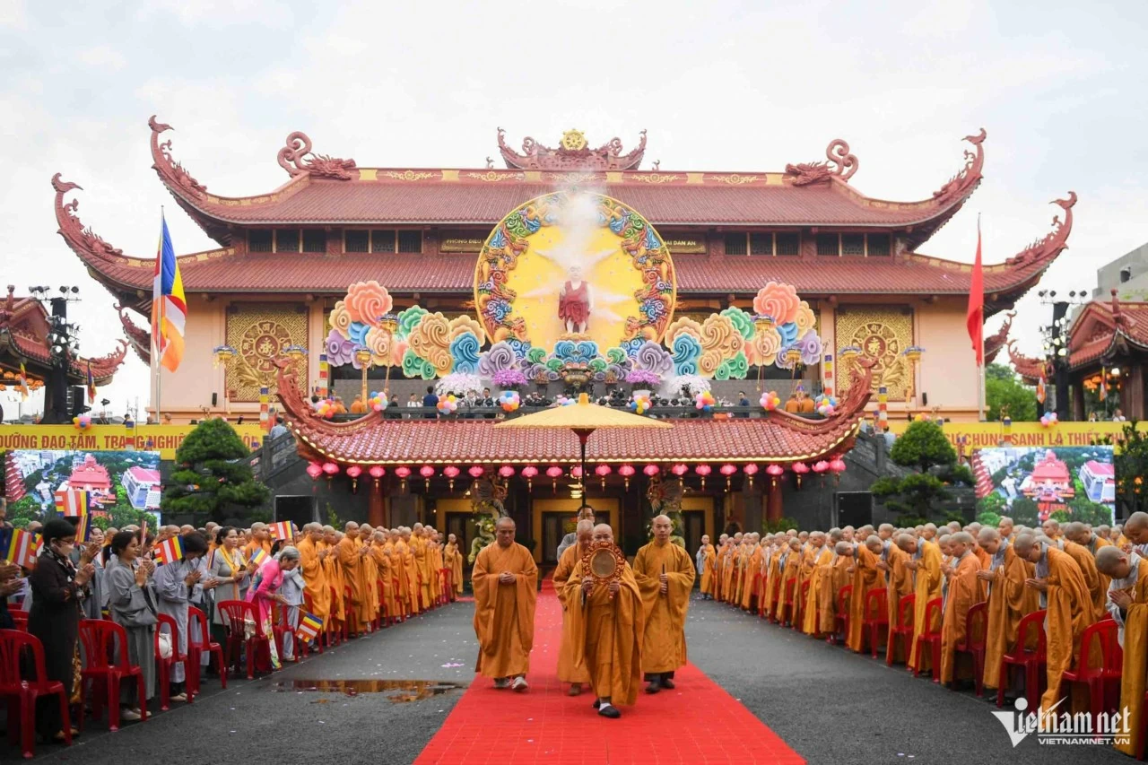 Người dân TP. Hồ Chí Minh thành kính tham dự Đại lễ Phật đản