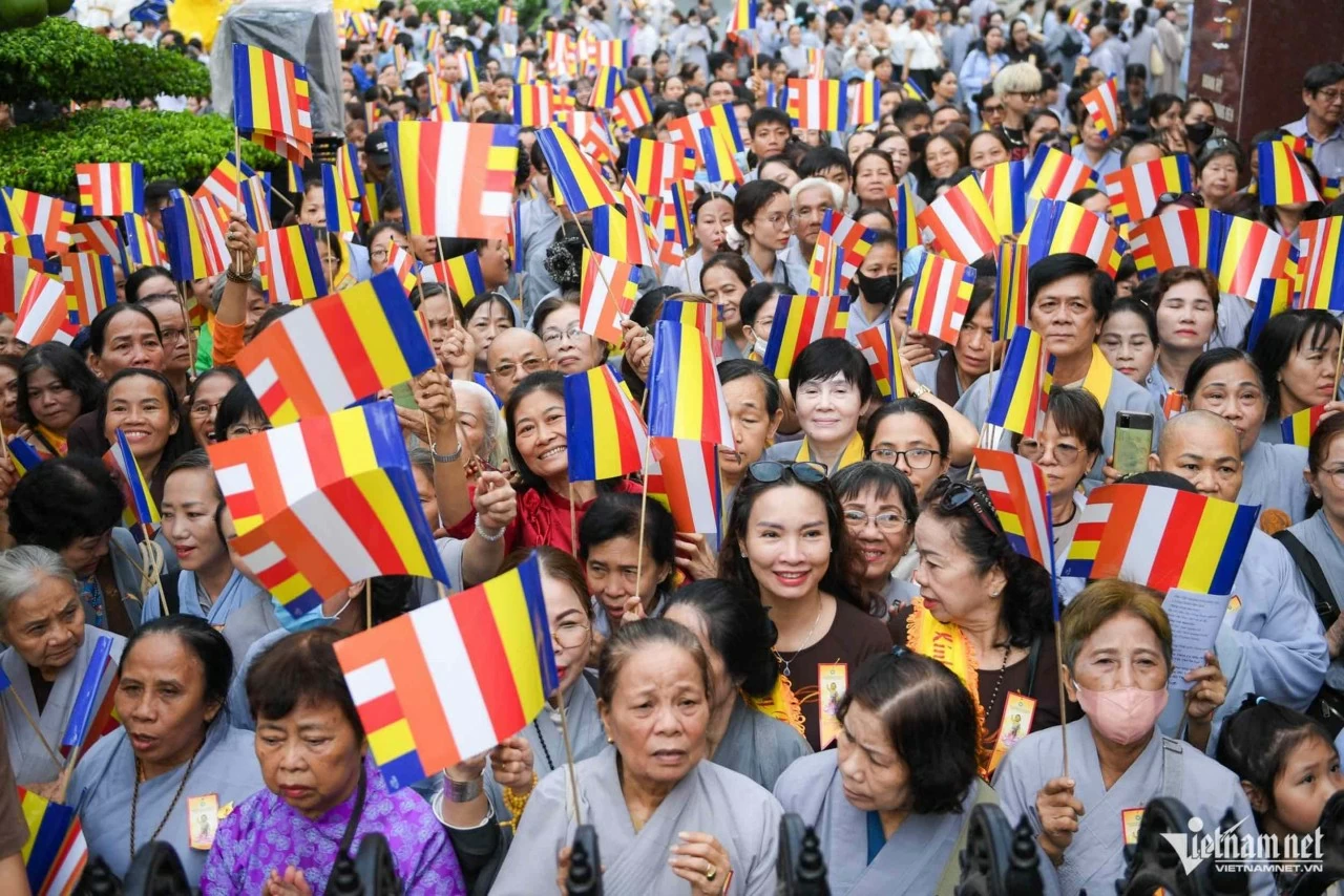 Người dân TP. Hồ Chí Minh thành kính tham dự Đại lễ Phật đản