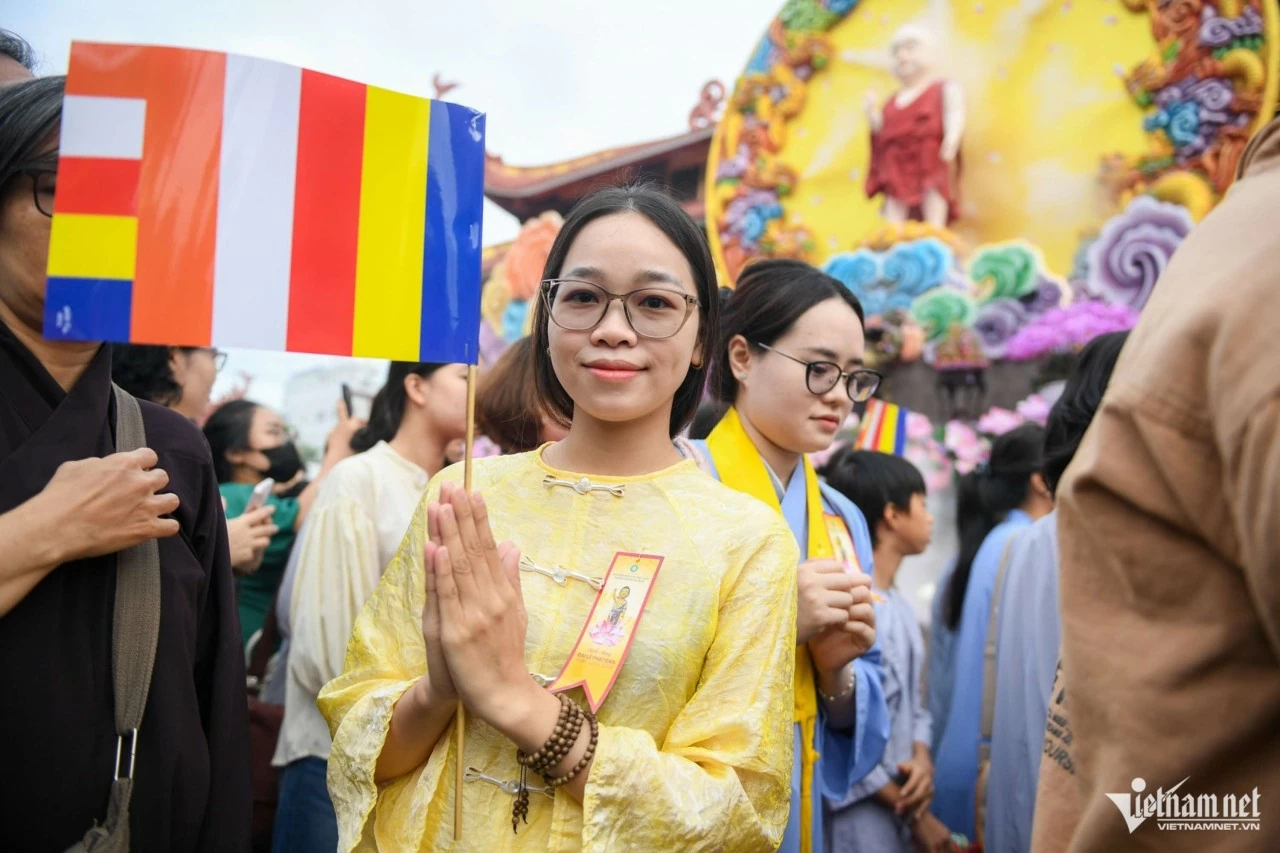 Người dân TP. Hồ Chí Minh thành kính tham dự Đại lễ Phật đản
