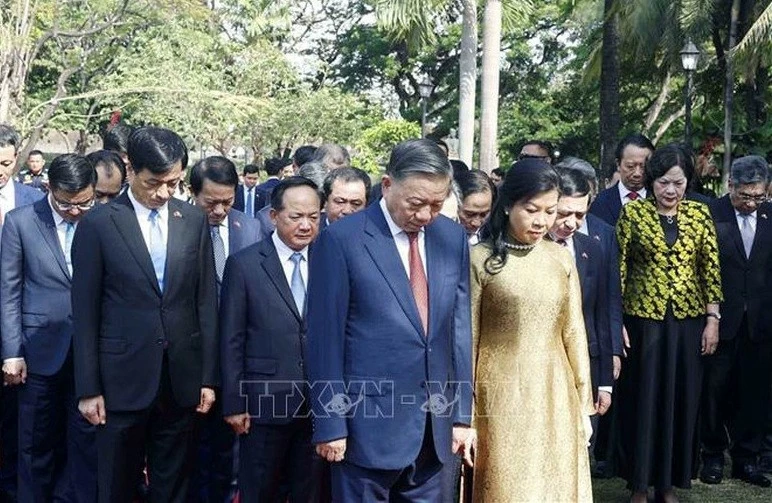 Tổng Bí thư, Chủ tịch nước Tô Lâm dâng hoa tại Tượng đài Chủ tịch Hồ Chí Minh ở Philippines