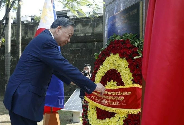 Tổng Bí thư, Chủ tịch nước Tô Lâm dâng hoa tại Tượng đài Chủ tịch Hồ Chí Minh ở Philippines Tổng Bí thư, Chủ tịch nước Tô Lâm dâng hoa tại Tượng đài Chủ tịch Hồ Chí Minh ở Philippines