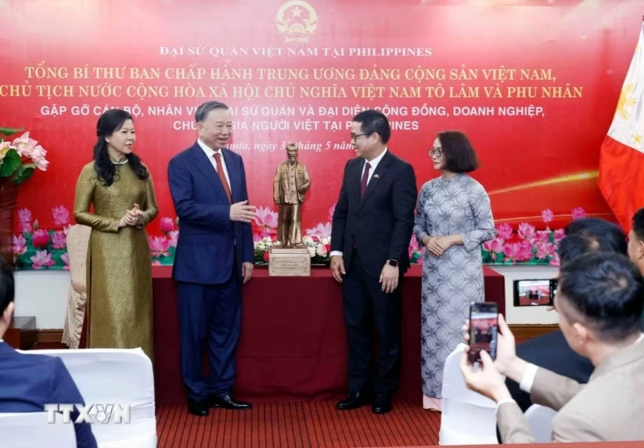 Tổng Bí thư, Chủ tịch nước Tô gặp gỡ đại diện cộng đồng người Việt tại Philippines Tổng Bí thư, Chủ tịch nước Tô gặp gỡ đại diện cộng đồng người Việt tại Philippines