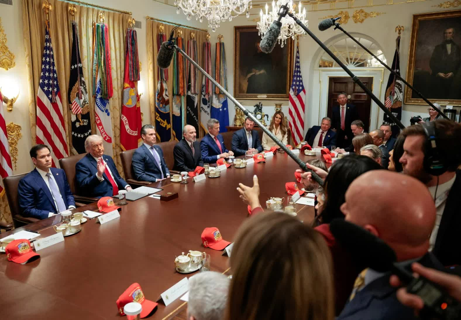 Donald Trump ra hiệu với báo giới trong cuộc họp nội các tại Nhà Trắng hôm thứ Tư, 27/5. (Nguồn: X) Donald Trump ra hiệu với báo giới trong cuộc họp nội các tại Nhà Trắng hôm thứ Tư, 27/5. (Nguồn: X)