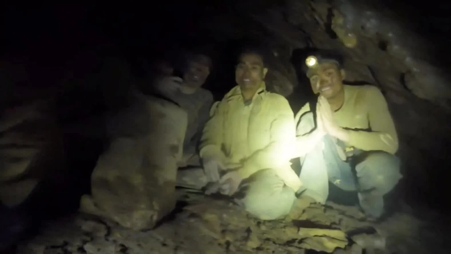 Trong hình ảnh được cắt từ một đoạn video đăng trên mạng xã hội, các nhân viên cứu hộ đã tìm thấy những người bị mắc kẹt trong một hang động vẫn còn sống tại Xaisomboun Province hôm thứ Tư, 27/5. Theo giới chức địa phương, năm người đàn ông đã vào hang từ tuần trước với hy vọng tìm thấy các mỏ vàng. Hoạt động tìm kiếm vàng mang tính đầu cơ này đã gia tăng trong những năm gần đây, theo nghiên cứu của Stimson Center. Một trận mưa lớn đã gây ra lũ quét bên trong hệ thống hang động, khiến lối thoát của họ bị phong tỏa. (Nguồn: UGC) Trong hình ảnh được cắt từ một đoạn video đăng trên mạng xã hội, các nhân viên cứu hộ đã tìm thấy những người bị mắc kẹt trong một hang động vẫn còn sống tại Xaisomboun Province hôm thứ Tư, 27/5. Theo giới chức địa phương, năm người đàn ông đã vào hang từ tuần trước với hy vọng tìm thấy các mỏ vàng. Hoạt động tìm kiếm vàng mang tính đầu cơ này đã gia tăng trong những năm gần đây, theo nghiên cứu của Stimson Center. Một trận mưa lớn đã gây ra lũ quét bên trong hệ thống hang động, khiến lối thoát của họ bị phong tỏa. (Nguồn: UGC)