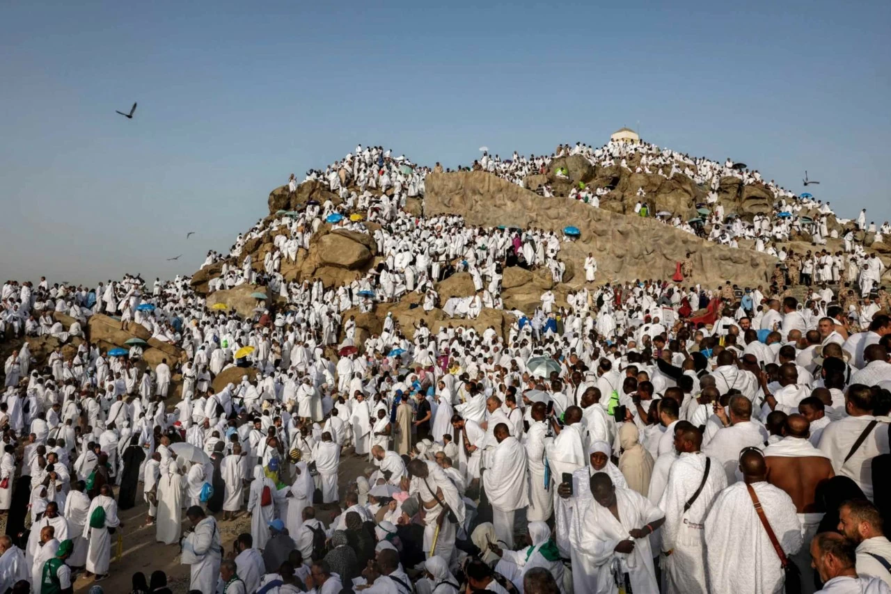 Các tín đồ Hồi giáo hành lễ trên Mount Arafat trong cao điểm của cuộc hành hương Hajj vào sáng sớm thứ Ba, 26/5. (Nguồn: Getty Images) Các tín đồ Hồi giáo hành lễ trên Mount Arafat trong cao điểm của cuộc hành hương Hajj vào sáng sớm thứ Ba, 26/5. (Nguồn: Getty Images)