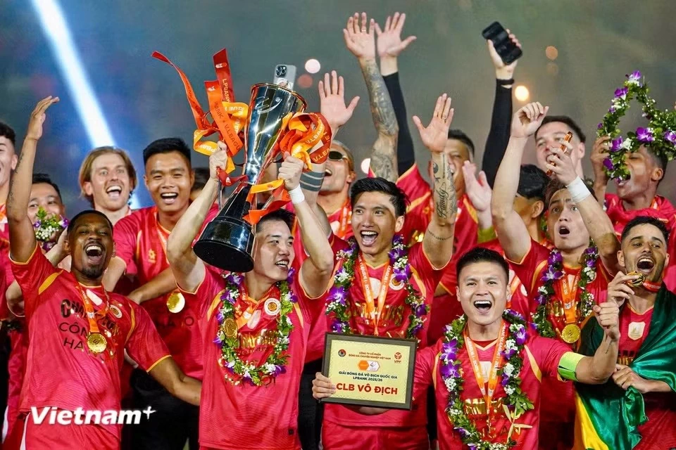 Hình ảnh CLB Công an Hà Nội nâng cúp vô địch V-League 2025/26