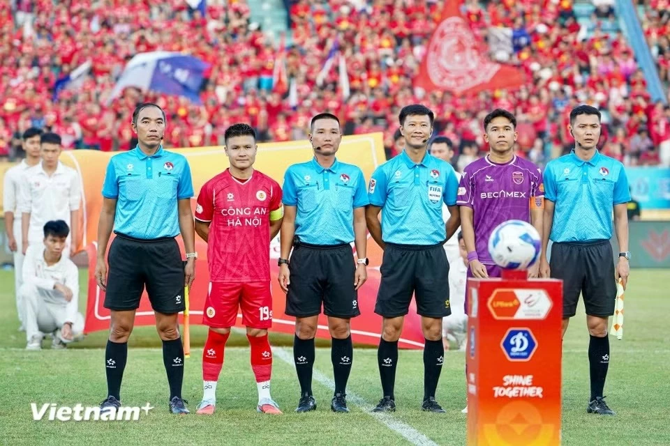 CLB Công an Hà Nội nâng cúp vô địch V-League 2025/26 sau trận thắng Becamex TP. Hồ Chí Minh
