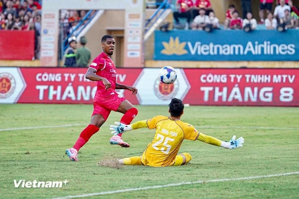 CLB Công an Hà Nội nâng cúp vô địch V-League 2025/26 sau trận thắng Becamex TP. Hồ Chí Minh