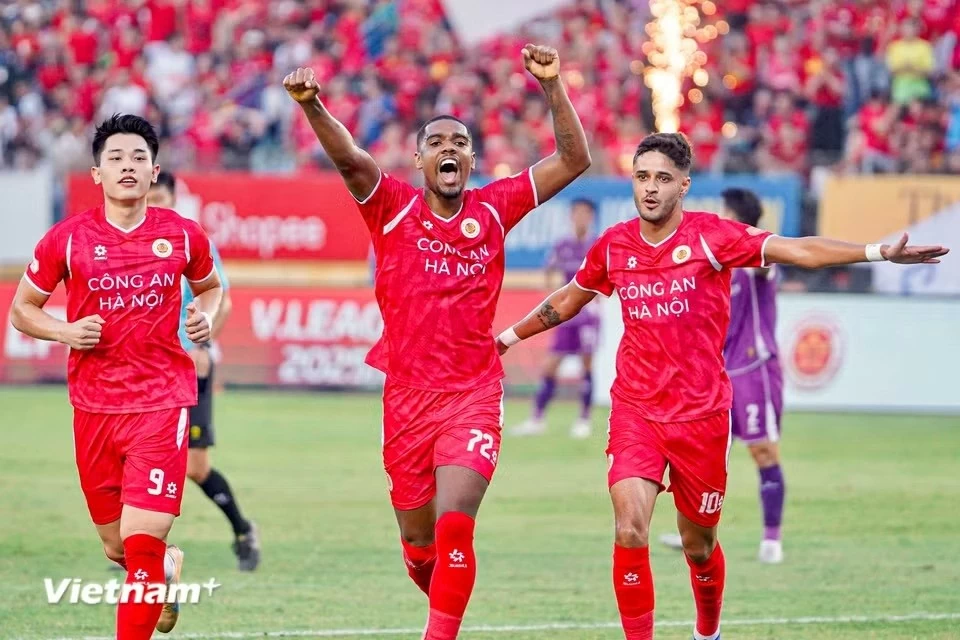 CLB Công an Hà Nội nâng cúp vô địch V-League 2025/26 sau trận thắng Becamex TP. Hồ Chí Minh