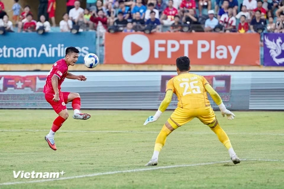 CLB Công an Hà Nội nâng cúp vô địch V-League 2025/26 sau trận thắng Becamex TP. Hồ Chí Minh