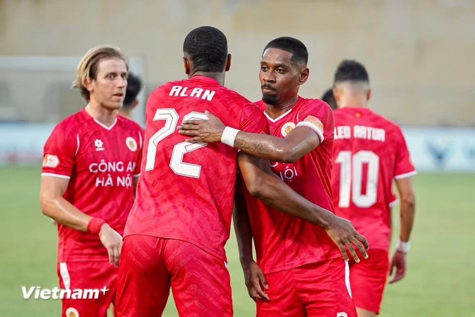 CLB Công an Hà Nội nâng cúp vô địch V-League 2025/26 sau trận thắng Becamex TP. Hồ Chí Minh