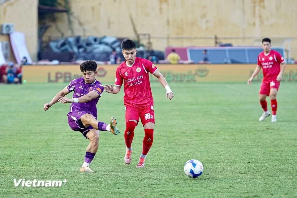 CLB Công an Hà Nội nâng cúp vô địch V-League 2025/26 sau trận thắng Becamex TP. Hồ Chí Minh