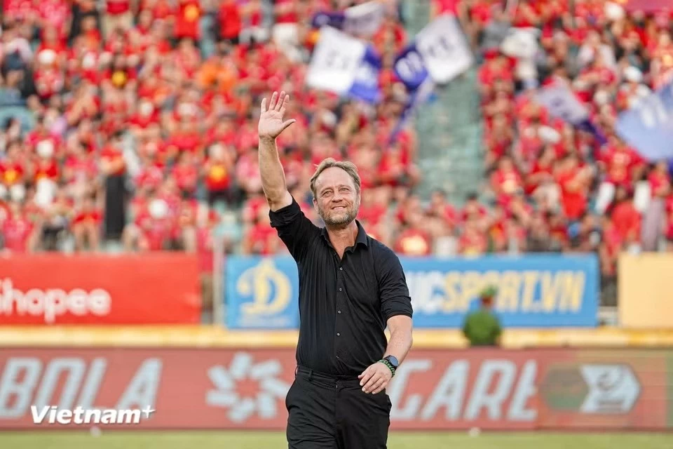 CLB Công an Hà Nội nâng cúp vô địch V-League 2025/26 sau trận thắng Becamex TP. Hồ Chí Minh