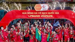 CLB Công an Hà Nội nâng cúp vô địch V-League 2025/26 sau trận thắng Becamex TP. Hồ Chí Minh