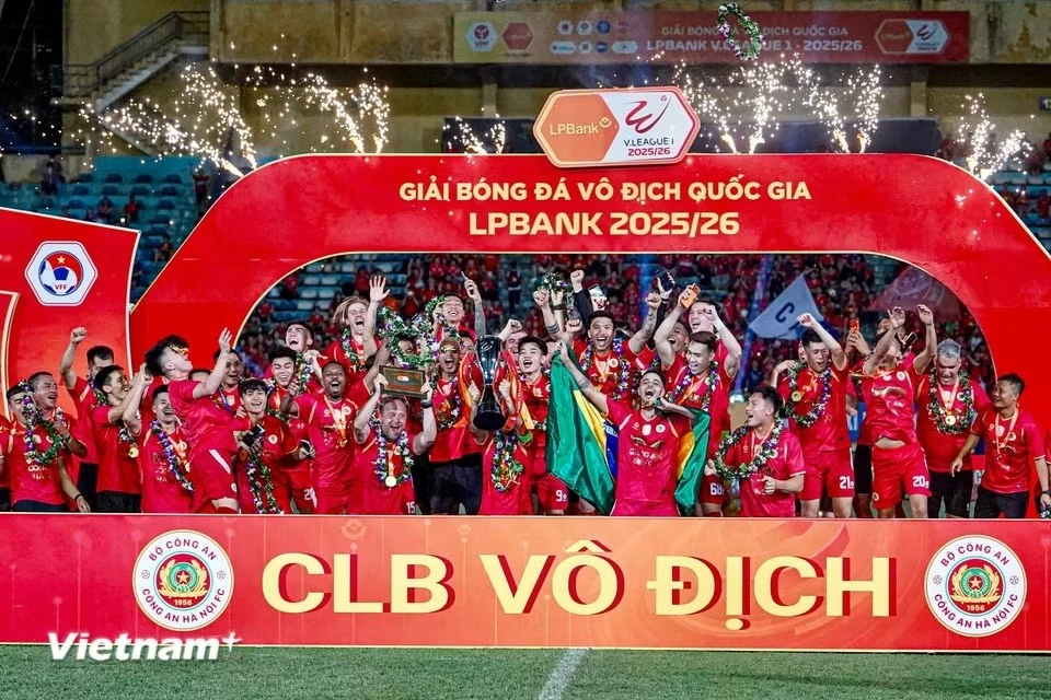 Tối 31/5, Câu lạc bộ Công an Hà Nội nhận danh hiệu vô địch V-League 2025/26, sau chiến thắng 2-1 trước đội khách Becamex TP. Hồ Chí Minh trên sân nhà Hàng Đẫy. (Nguồn: Vietnam+)