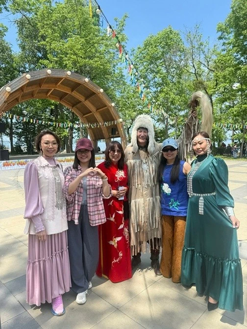 Tổng Lãnh sự Nguyễn Việt Kiên dự lễ hội văn hóa truyền thống đặc sắc của cộng đồng Yakutia tại Vladivostok (Nga)