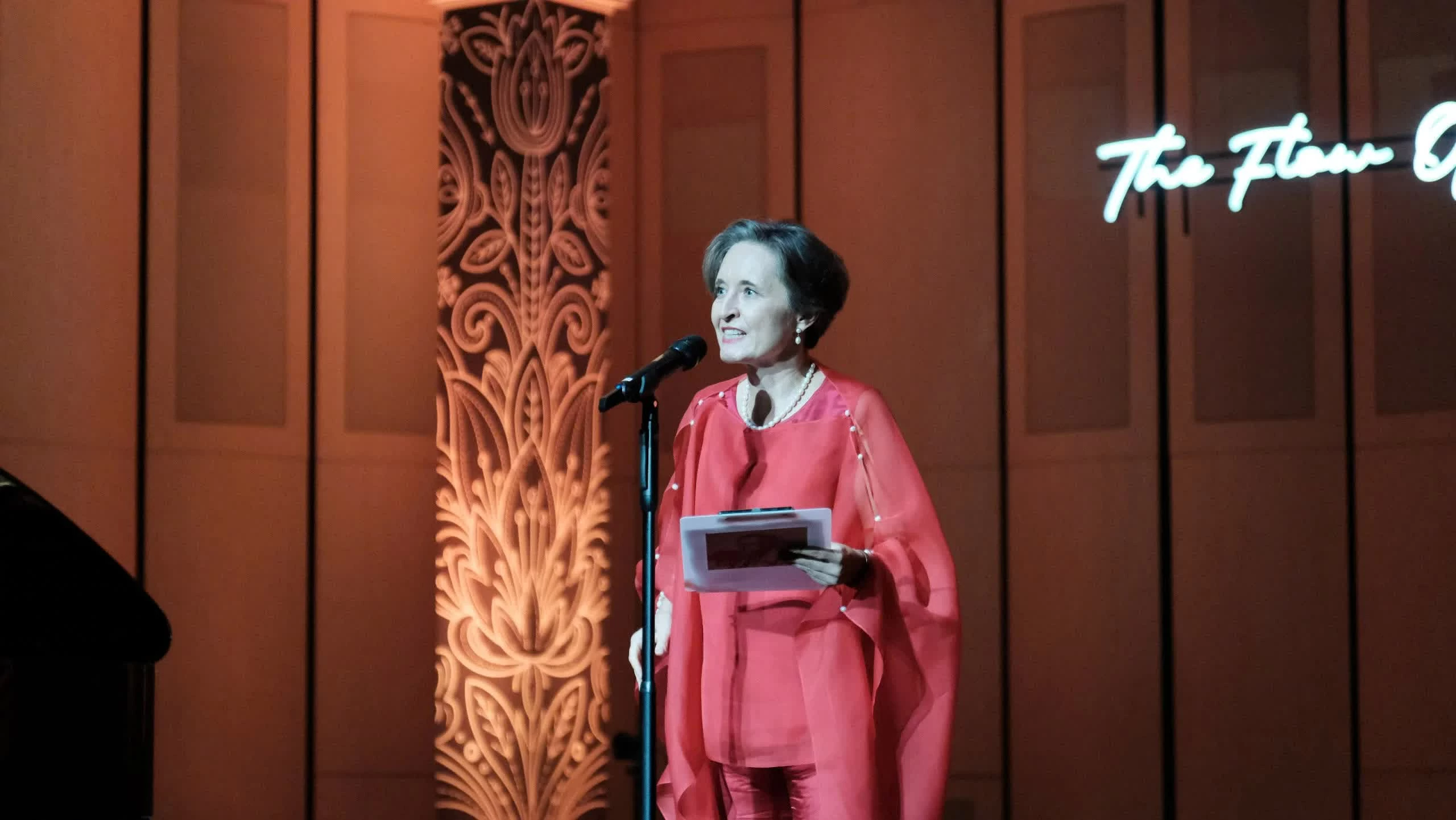 Đại sứ Ba Lan tại Việt Nam Joanna Skoczek phát biểu khai mạc đêm hòa nhạc “Dòng chảy âm nhạc”. (Ảnh: Đoàn Ngân)
