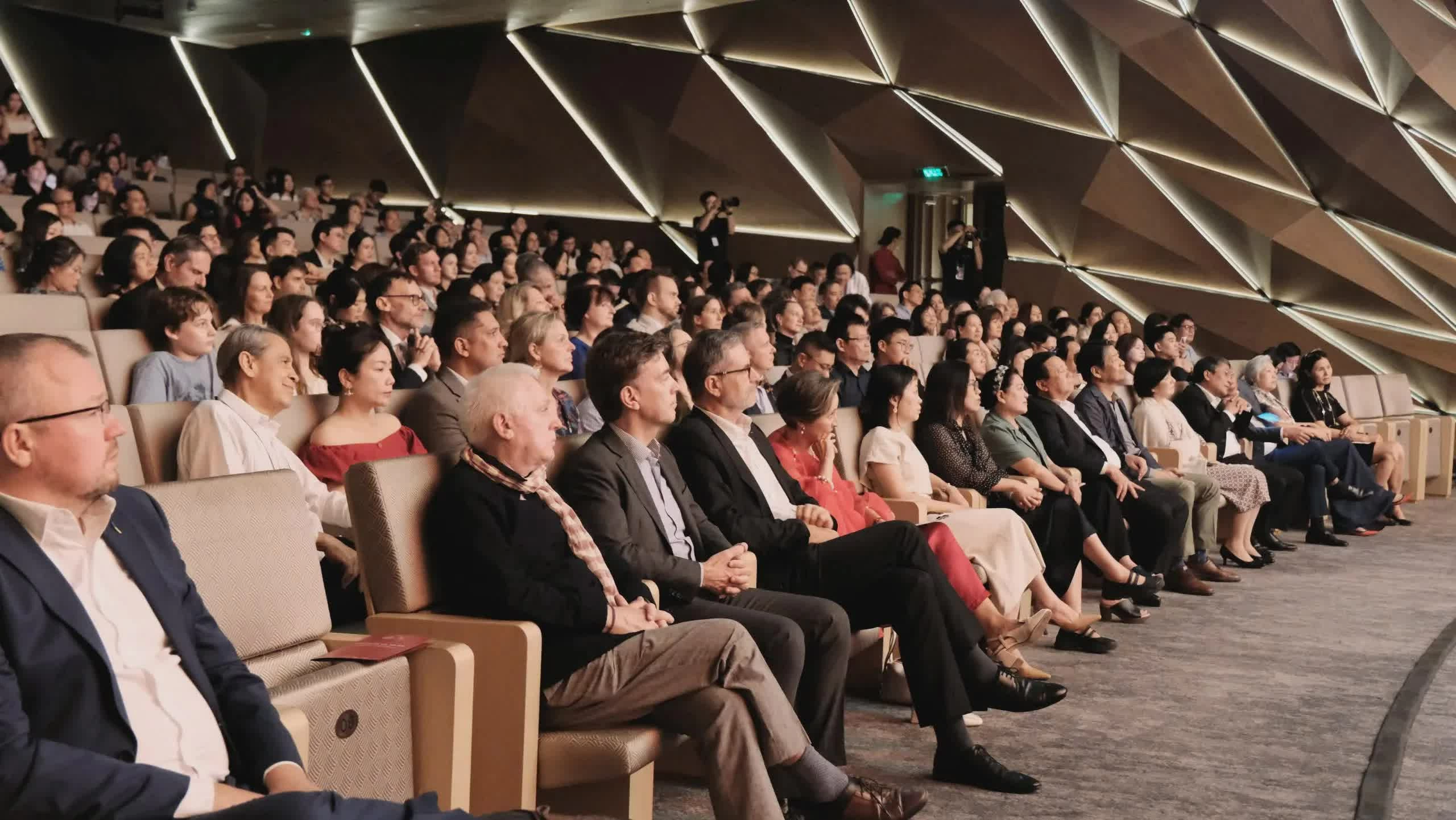 Chương trình thu hút sự quan tâm của nhiều đại biểu, nhà ngoại giao và người yêu nhạc cổ điển. (Ảnh: Đoàn Ngân)