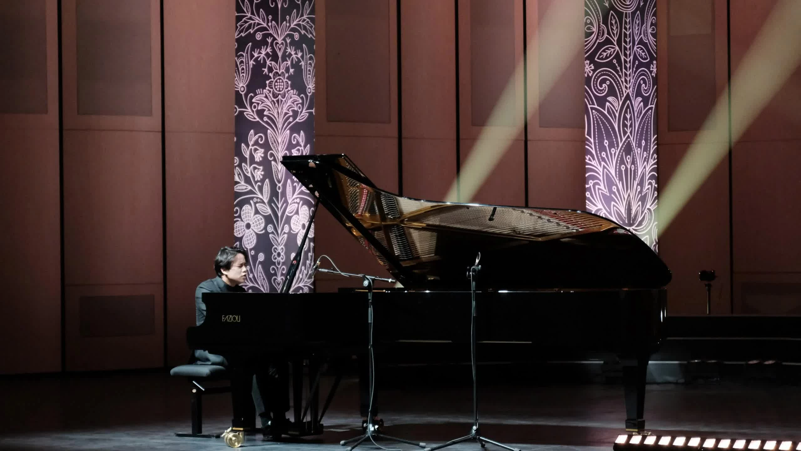 Nghệ sĩ piano Nguyễn Việt Trung biểu diễn tại đêm hòa nhạc kỷ niệm 76 năm quan hệ ngoại giao Việt Nam-Ba Lan. (Ảnh: Đoàn Ngân)