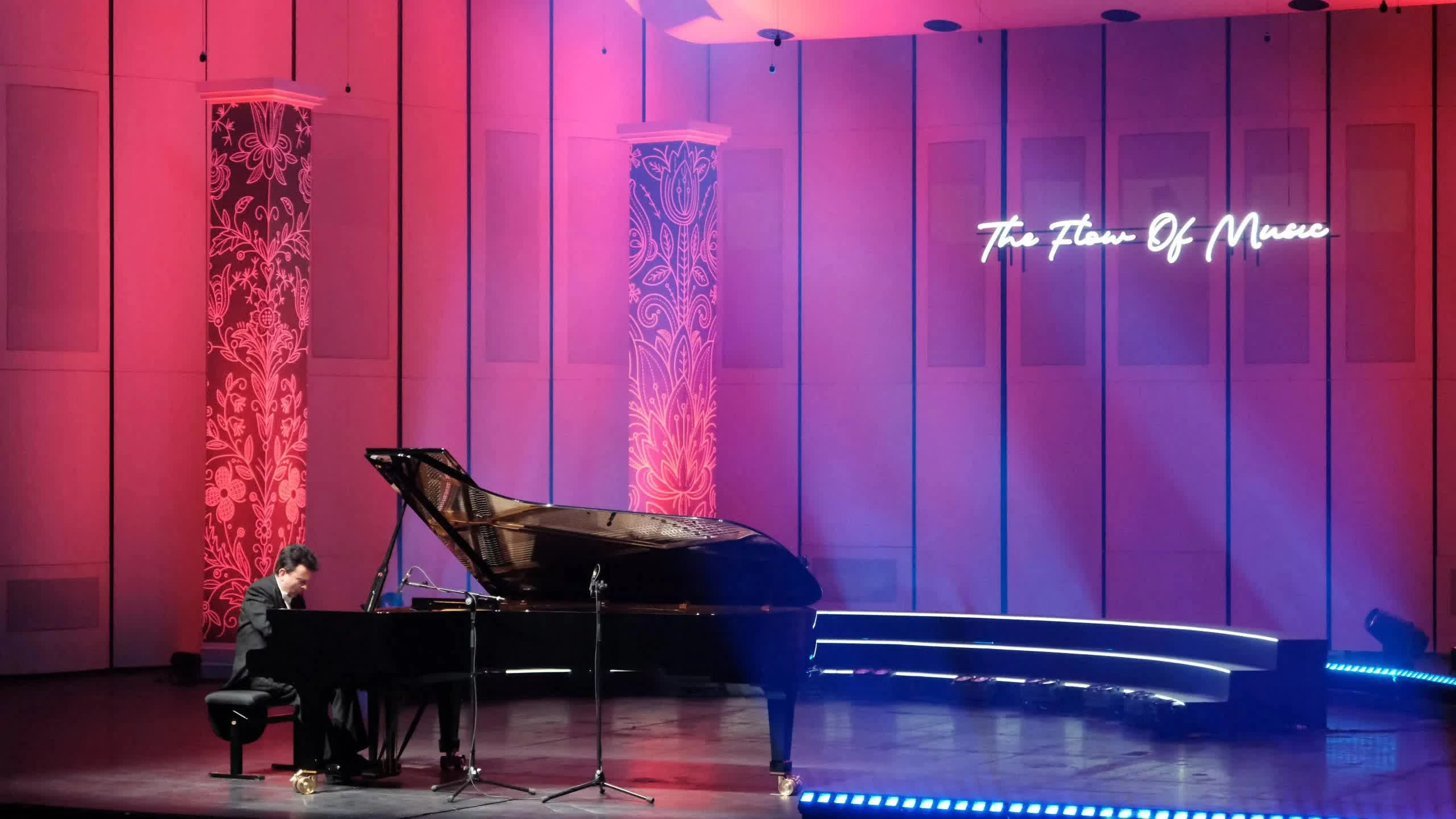 Nghệ sĩ piano Rafael Luszczewski đưa khán giả vào hành trình âm nhạc giàu cảm xúc qua những kiệt tác của châu Âu. (Ảnh: Đoàn Ngân)