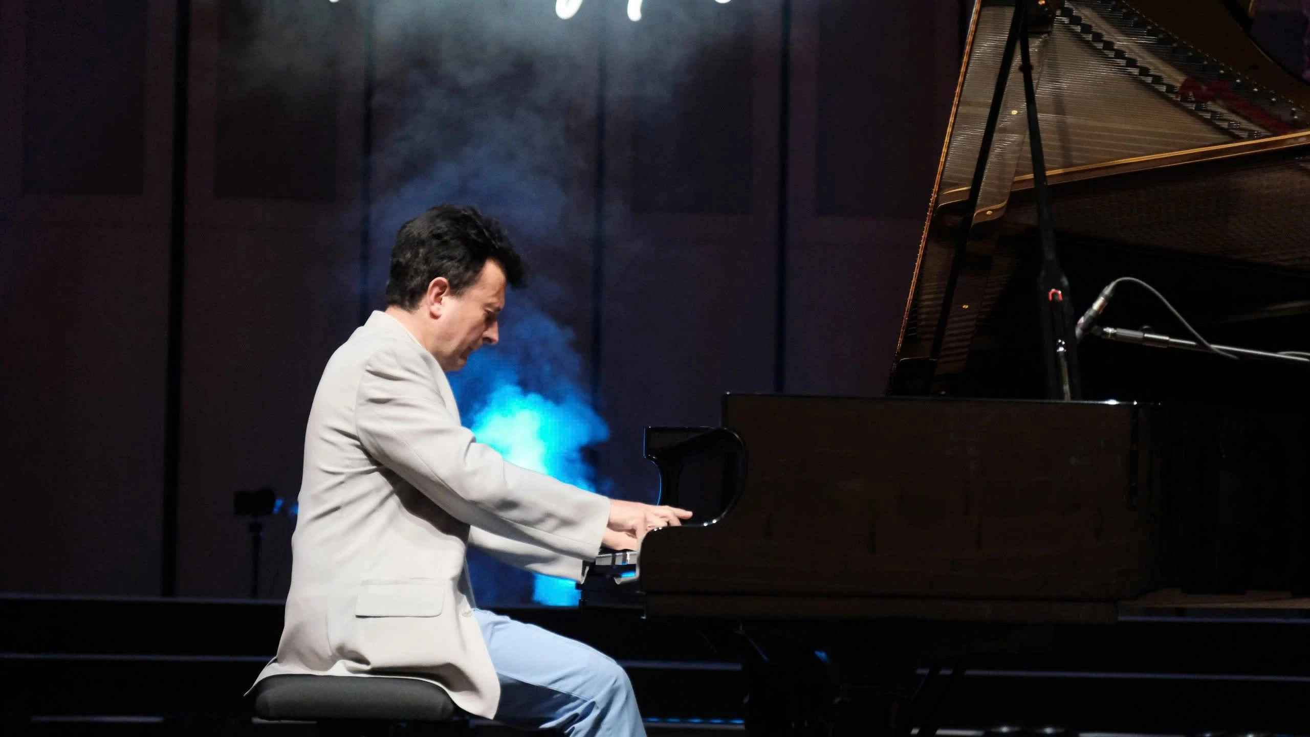Nghệ sĩ piano Rafael Luszczewski tập dượt trước giờ biểu diễn tại Nhà hát Hồ Gươm. (Ảnh: Đoàn Ngân)