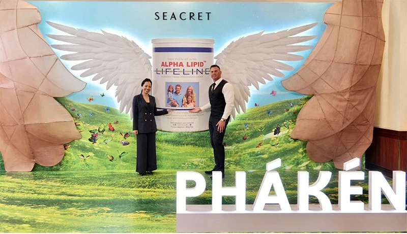 Ông Joel Mathew Oliver - Giám đốc Kinh Doanh và Marketing của NIG Nutritionals cùng bà Đặng Thu Huyền- Tổng Giám Đốc của Seacret Việt Nam trong sự kiện kinh doanh vừa tổ chức trong tháng 5/2026 Ông Joel Mathew Oliver - Giám đốc Kinh Doanh và Marketing của NIG Nutritionals cùng bà Đặng Thu Huyền- Tổng Giám Đốc của Seacret Việt Nam trong sự kiện kinh doanh vừa tổ chức trong tháng 5/2026