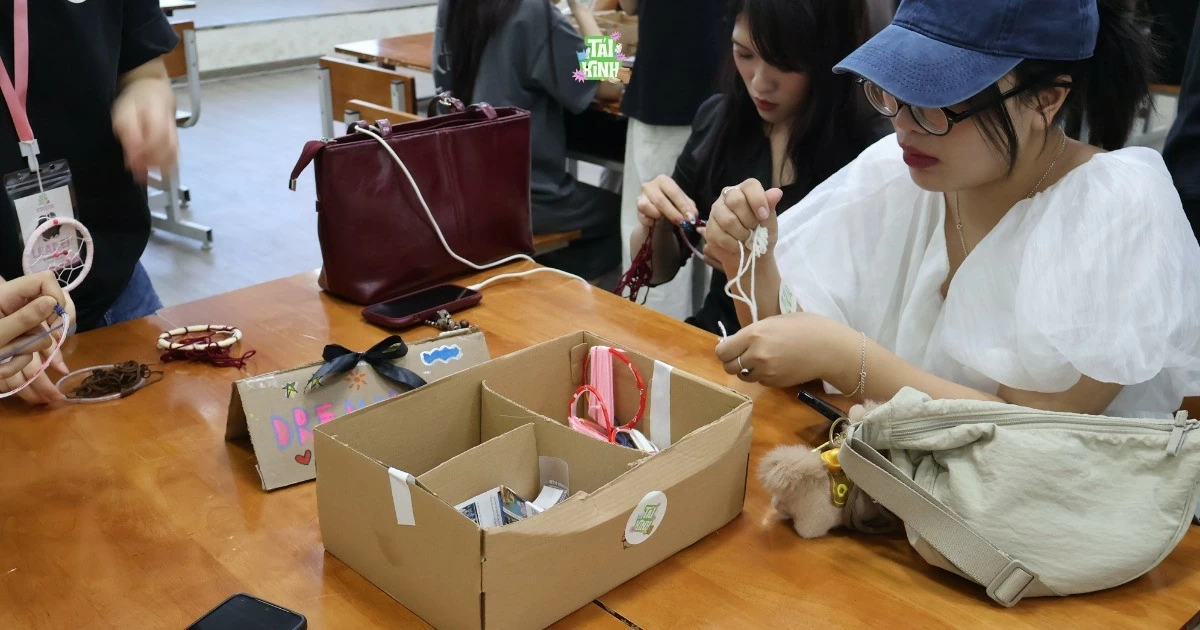 Khách mời tái chế vành cốc nhựa thành vật trang trí. (Ảnh: Phương Anh)