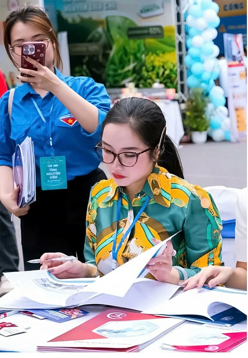 Ban giám khảo, doanh nhân Đỗ Hương Ly chấm điểm các bài thi tại vòng Chung kết cuộc thi SV.STARTUP 2026 Ban giám khảo, doanh nhân Đỗ Hương Ly chấm điểm các bài thi tại vòng Chung kết cuộc thi SV.STARTUP 2026