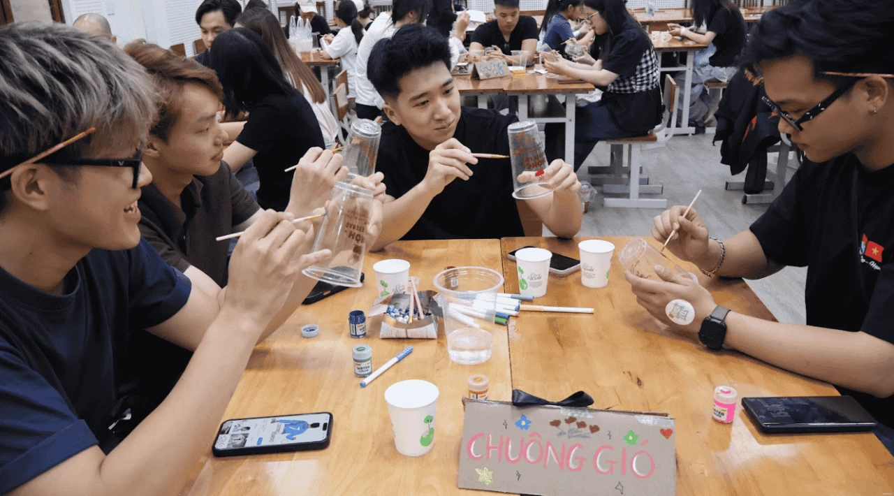 Người tham gia hào hứng tạo nên những món đồ tái chế. (Ảnh: Phương Anh)