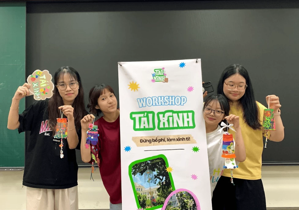 Các sản phẩm thủ công tái chế hoàn thiện. (Ảnh: Phương Anh)