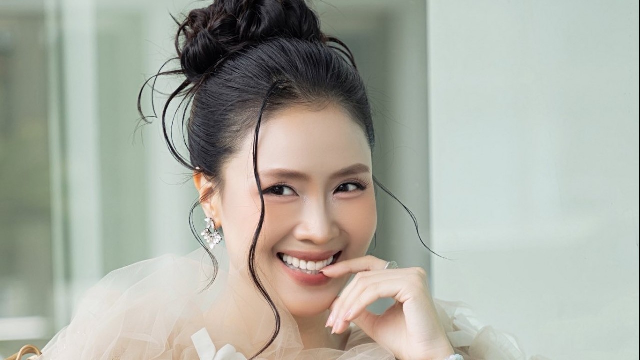 Phong cách thời trang thanh lịch của diễn viên Hồng Diễm