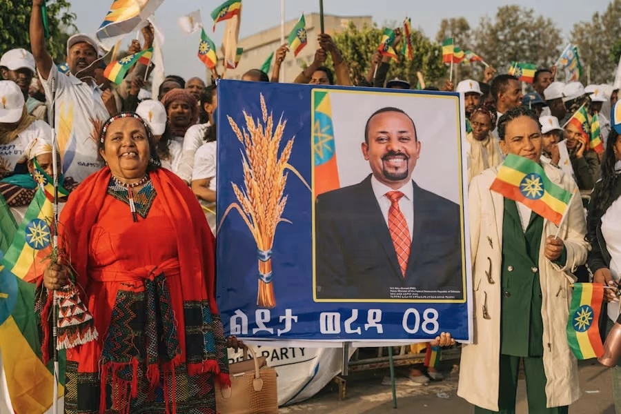 Người ủng hộ đảng Thịnh vượng cầm chân dung Thủ tướng Abiy Ahmed tại một cuộc vận động tranh cử ở thủ đô Addis Ababa ngày 26/5, trước thềm cuộc tổng tuyển cử được dự báo sẽ tiếp tục mang lại chiến thắng áp đảo cho đảng cầm quyền. (Nguồn: KSAT)