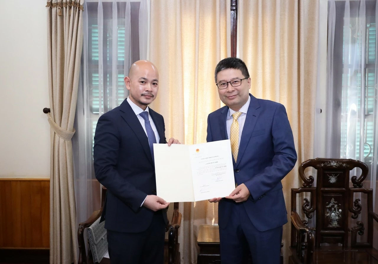 Cục trưởng Cục Lãnh sự Doãn Hoàng Minh đã trao  Giấy Chấp nhận lãnh sự cho ông Luon Bunvadh, Tổng Lãnh sự mới của  Campuchia tại Thành phố Hồ Chí Minh. 