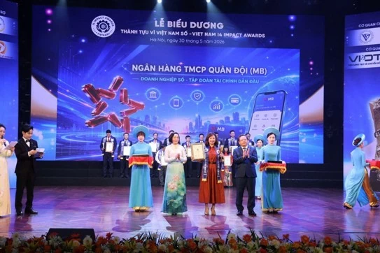 Bà Hà Thị Thuỳ Liên đại diện Ngân hàng TMCP Quân Đội (MB) được Đồng chí Nguyễn Thị Thanh, Ủy viên Ban Chấp hành Trung ương Đảng, Phó Chủ tịch Quốc hội trực tiếp trao giải thưởng.