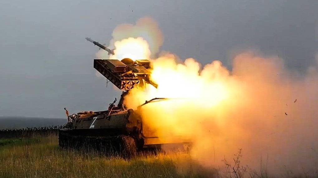Nga tuyên bố tấn công quy mô lớn Ukraine bằng tên lửa siêu thanh, Kiev mở đợt tập kích UAV vào hàng loạt địa điểm
