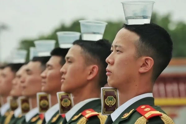 Tiêu binh Trung Quốc được huấn luyện thế nào để đứng bất động hàng giờ?
