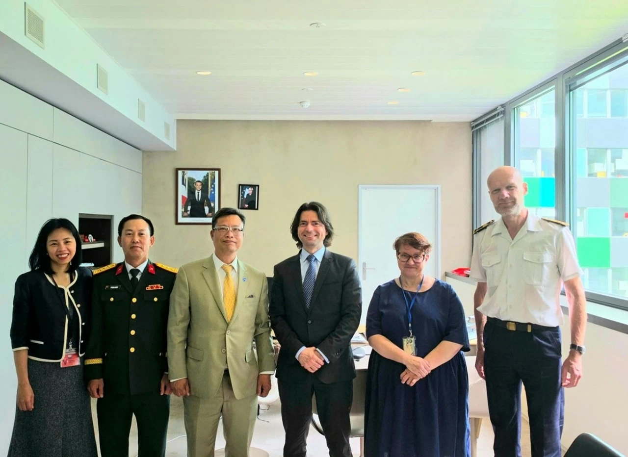 Đại sứ Việt Nam tại Pháp Trịnh Đức Hải làm việc với Tổng cục Quan hệ quốc tế và Chiến lược, Bộ Quân đội Pháp
