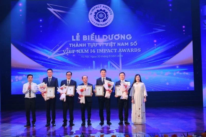 Đồng chí Nguyễn Quyết Chiến – Tổng thư ký Liên hiệp các Hội Khoa học và Kỹ thuật Việt Nam, Trưởng Ban Tổ chức Chương trình và Viện trưởng Viện Sáng tạo và Chuyển đổi số Nguyễn Thị Bích Lan – Phó Trưởng ban Tổ chức Chương trình trao hoa và Giấy cảm ơn cho đại diện các doanh nghiệp đồng hành, hỗ trợ tổ chức chương trình.