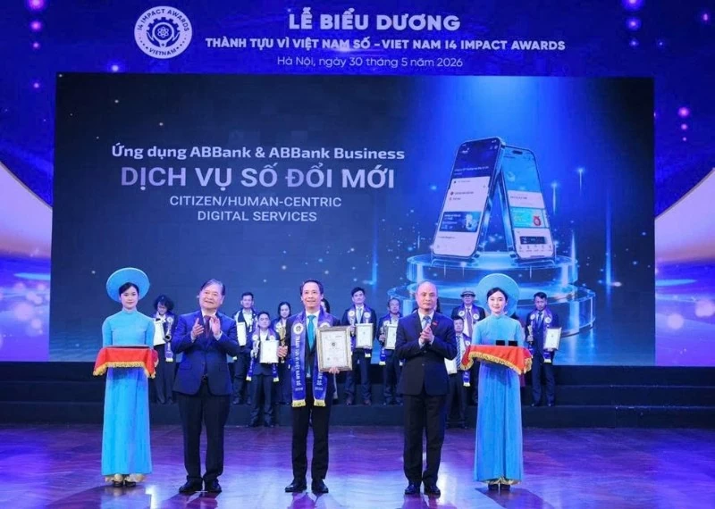 Đại diện ABBank nhận giải thưởng “Dịch vụ số xuất sắc” tại Viet Nam I4 Impact Awards 2026