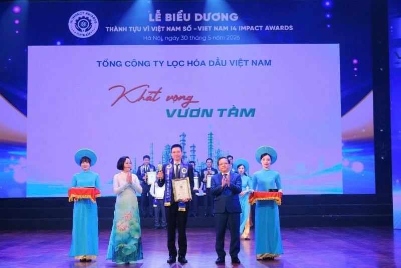 Đại diện Tổng Công ty Lọc hóa dầu Việt Nam nhận giải thưởng tại Viet Nam I4 Impact Awards 2026