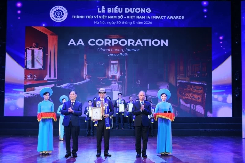 Ông Trần Quang Thuận - Phó Chủ tịch HĐQT Công ty Cổ phần Xây dựng Kiến trúc AA (AA Corporation) nhận cúp biểu trưng và chứng nhận ở hạng mục: Tác động xã hội và tính bền vững.